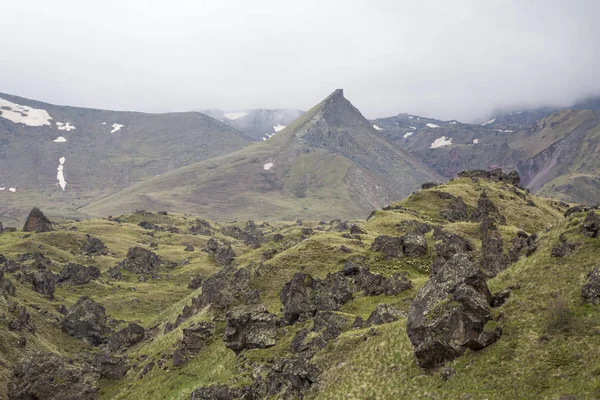 Dağ manzarası. Pitoresk gorge, yüksek dağlar ile panorama güzel bir manzara. Doğa Kuzey Kafkasya dağlarda dinlenme