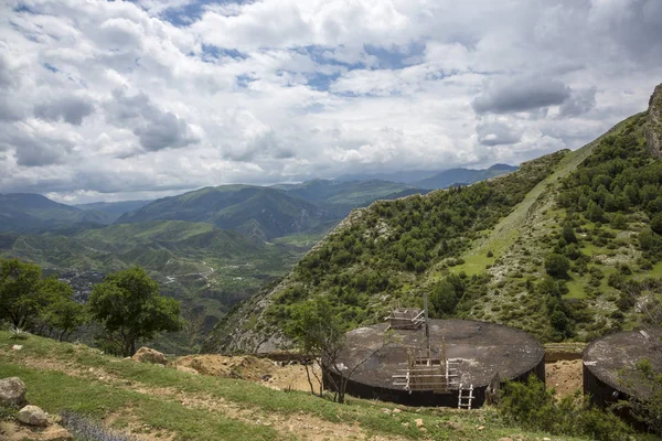 Dağ manzarası. Pitoresk gorge, yüksek dağlar ile panorama güzel bir manzara. Doğa Kuzey Kafkasya dağlarda dinlenme