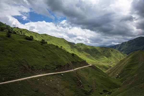Dağ manzarası, yolun yüksek dağlarda. Kuzey Kafkasya seyahat