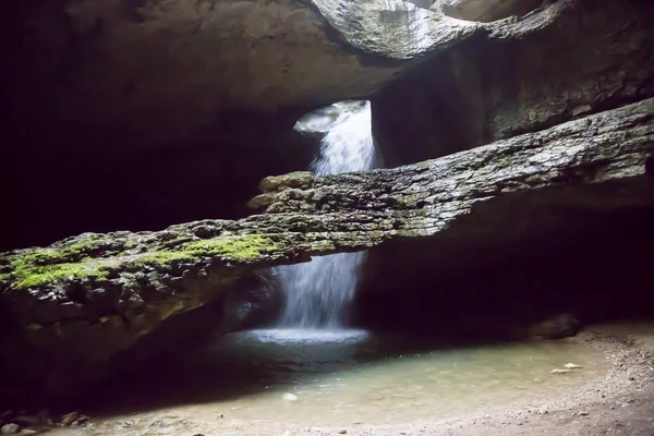 Hermosas Caídas Entre Rocas Las Montañas Naturaleza Del Cáucaso Norte —  Fotos de Stock