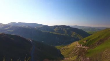 Dağ manzarası. Pitoresk gorge, yüksek dağlar ile panorama güzel bir manzara. Doğa Kuzey Kafkasya dağlarda dinlenme