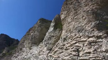 Dağ manzarası. Pitoresk gorge, yüksek dağlar ile panorama güzel bir manzara. Doğa Kuzey Kafkasya dağlarda dinlenme