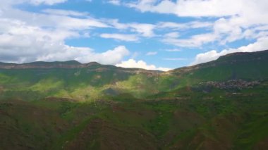 Dağ manzarası. Pitoresk gorge, yüksek dağlar ile panorama güzel bir manzara. Doğa Kuzey Kafkasya dağlarda dinlenme