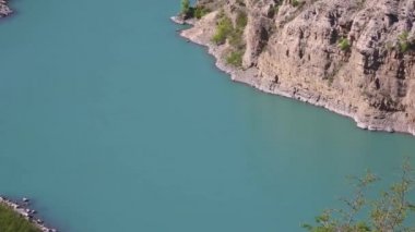 Dağ manzarası, Kanyon, dağ nehir akışlarının yüksek kayaların arasında. mavi su. Kuzey Kafkasya doğası