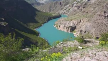 Dağ manzarası, Kanyon, dağ nehir akışlarının yüksek kayaların arasında. mavi su. Kuzey Kafkasya doğası
