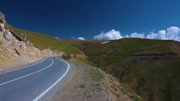 Ορεινό Τοπίο Δρόμο Ψηλά Βουνά Ταξιδεύουν Όλη Την Βόρειο Καύκασο — Αρχείο Βίντεο