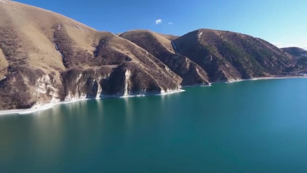 Όμορφη Εμφάνιση Στο Βουνό Ozy Μπλε Νερό Μεταξύ Γραφικές Πλαγιές — Αρχείο Βίντεο