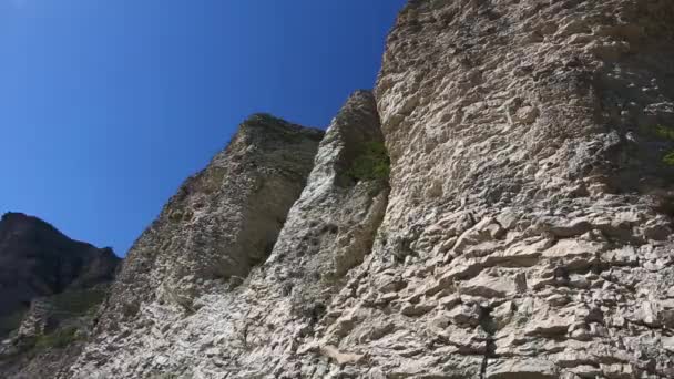 山风景 美丽的景色风景如画的峡谷 与高山的全景 北高加索的性质 在山上休息 — 图库视频影像