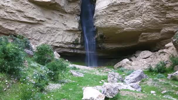 Hermosas Caídas Entre Rocas Las Montañas Naturaleza Del Cáucaso Norte — Vídeo de stock