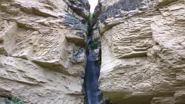 Hermosas Caídas Entre Rocas Las Montañas Naturaleza Del Cáucaso Norte — Vídeo de stock