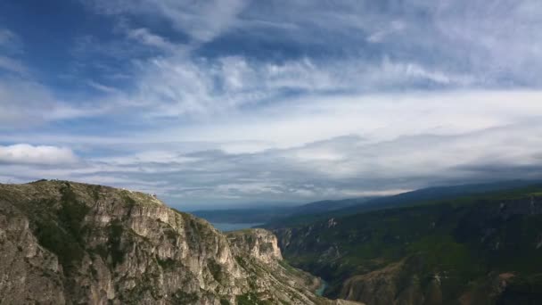 山の風景 絵のような峡谷 高山のパノラマの美しい景色 性質北コーカサスの山で休む — ストック動画