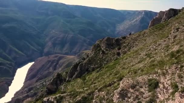 Paisaje Montañoso Cañón Río Montaña Fluye Entre Altas Rocas Agua — Vídeos de Stock