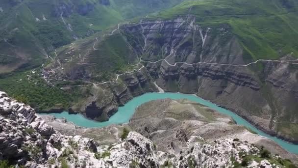 Horská krajina, Canyon, horská řeka teče mezi vysokými skalami. modrá voda. Povaha severního Kavkazu
