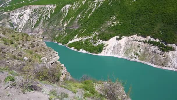 山的景观 山脉之间的高岩石流 蓝色的水 北高加索的性质 — 图库视频影像
