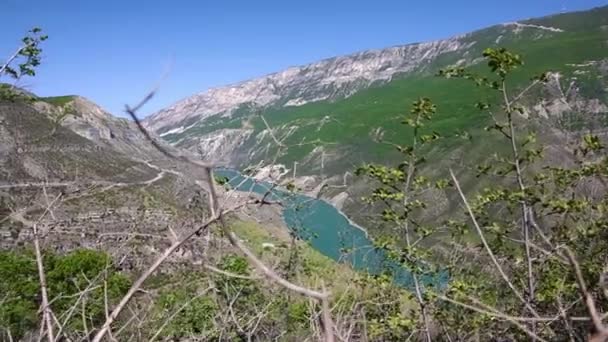 Bergslandskapen Canyon Mountain Floden Rinner Mellan Höga Klippor Blått Vatten — Stockvideo