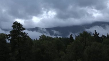 Dağ manzarası, siste, bulutlar dağ gorge, Kuzey Kafkasya doğası içinde hareket yüksek kayalar
