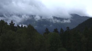 Dağ manzarası, siste, bulutlar dağ gorge, Kuzey Kafkasya doğası içinde hareket yüksek kayalar