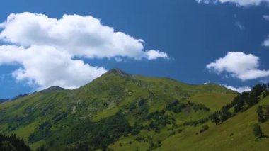 Dağ manzarası, beyaz bulutlar dağ tepe, mavi gökyüzü, Kuzey Kafkasya doğası üzerinde hareket