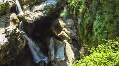 Dağ taş, güzel bir manzara, Kafkasya vahşi doğa güzel falls