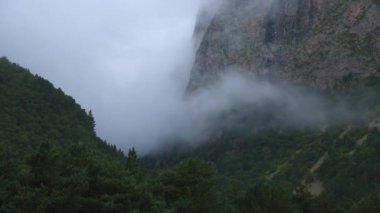 Dağ manzarası, siste, bulutlar dağ gorge, Kuzey Kafkasya doğası içinde hareket yüksek kayalar