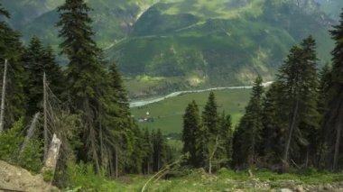 Dağ manzarası, pitoresk Panoraması Kafkasya doğası ile yüksek dağlar,