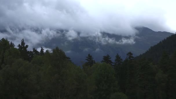 Paisagem Montanhosa Rochas Altas Nevoeiro Movimento Das Nuvens Desfiladeiro Montanha — Vídeo de Stock