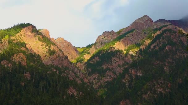 Dağ Manzarası Bulutlar Gökyüzünde Mavi Kayalar Üzerinden Kuzey Kafkasya Vahşi — Stok video