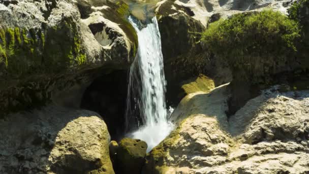 Hermosas Caídas Rocas Montaña Paisaje Pintoresco Naturaleza Salvaje Del Cáucaso — Vídeo de stock