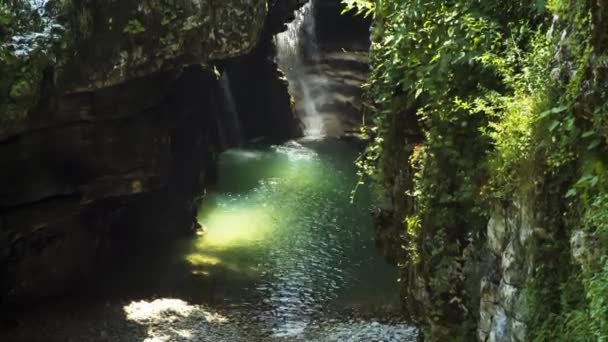 Красивые Водопады Горных Скалах Живописный Пейзаж Дикая Природа Кавказа — стоковое видео