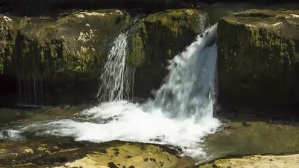 Hermosas Caídas Rocas Montaña Paisaje Pintoresco Naturaleza Salvaje Del Cáucaso — Vídeos de Stock