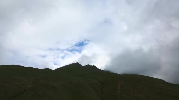 山の景色 高岩霧山渓谷 北コーカサスの性質で雲の動き — ストック動画