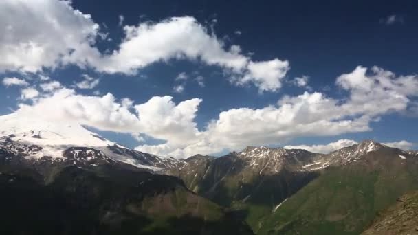 Bergslandskap Förflyttning Vita Moln Över Bergets Topp Blå Himmel Arten — Stockvideo