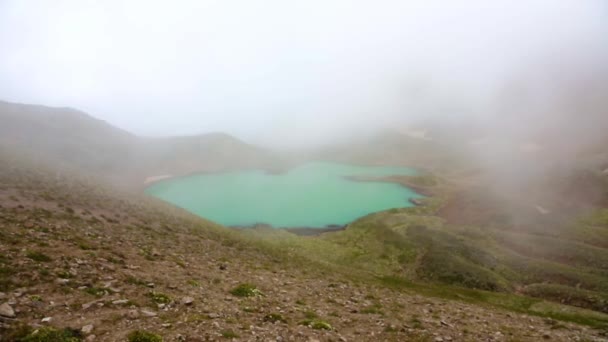 Paisaje Montaña Lago Con Agua Azul Niebla Naturaleza Salvaje Del — Vídeos de Stock