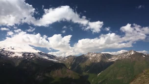 Paisagem Montanhosa Movimento Nuvens Brancas Sobre Topo Montanha Céu Azul — Vídeo de Stock