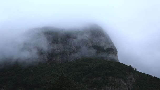Paisaje Montañoso Altas Rocas Niebla Movimiento Las Nubes Desfiladero Montañoso — Vídeos de Stock