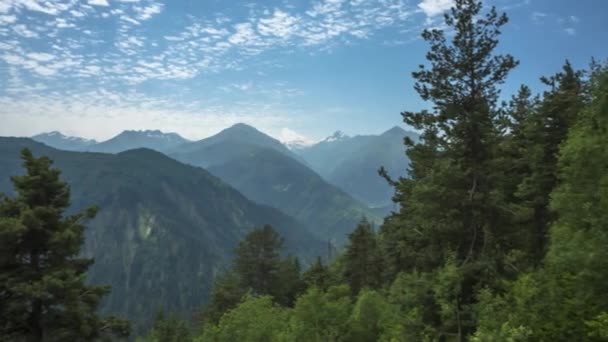 Horská krajina, malebné panorama s vysokými horami, povaha Kavkazu