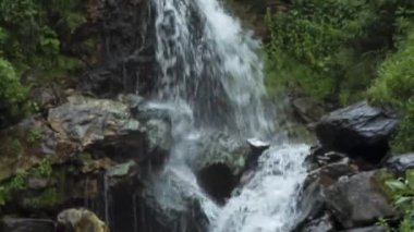 Dağ taş, güzel bir manzara, Kafkasya vahşi doğa güzel falls