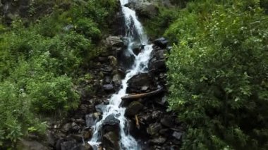 Dağ taş, güzel bir manzara, Kafkasya vahşi doğa güzel falls