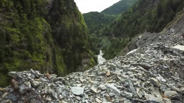 Rio Montanha Desfiladeiro Pitoresco Uma Bela Vista Rochas Altas Natureza — Vídeo de Stock