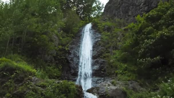 Hermosas Caídas Rocas Montaña Paisaje Pintoresco Naturaleza Salvaje Del Cáucaso — Vídeo de stock