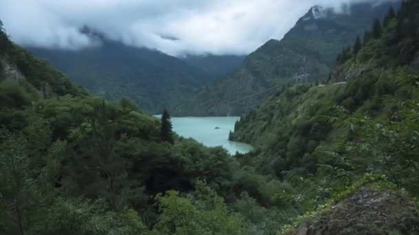 美しい渓谷 青い水の湖 北のコーカサスの大自然の山川 — ストック動画