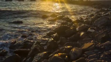 Vahşi bir plaj, deniz, plaj dinlenme, turizm, güzel doğası üzerinde dalgaların deniz düşüş