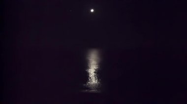 Deniz, gece manzarası, ayın karanlık su yansıması ay yolda