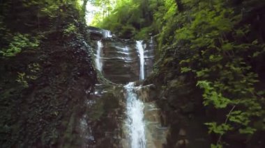 Güzel dağlar, vahşi doğa Kuzey Kafkasya düşüyor