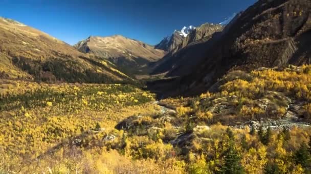 Bergslandskap Vacker Utsikt Över Ravinen Panorama Naturen Norra Kaukasus Dombai — Stockvideo