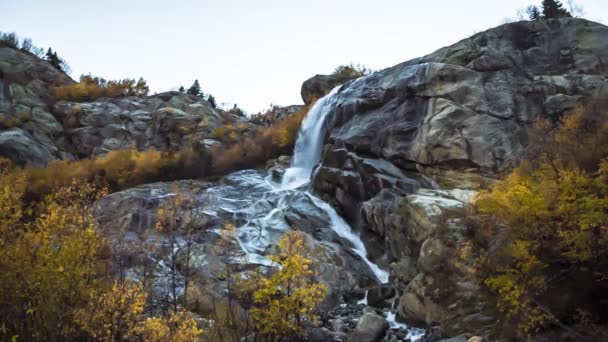 Όμορφη Πέφτει Στα Βουνά Την Άγρια Φύση Του Βόρειου Καυκάσου — Αρχείο Βίντεο