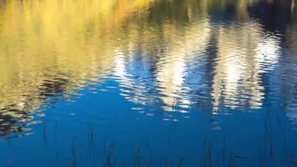 Відбиття Гір Блакитне Небо Воді Озеро Природа — стокове відео