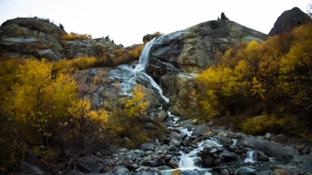 美丽的瀑布在山里 北高加索的野性 — 图库视频影像