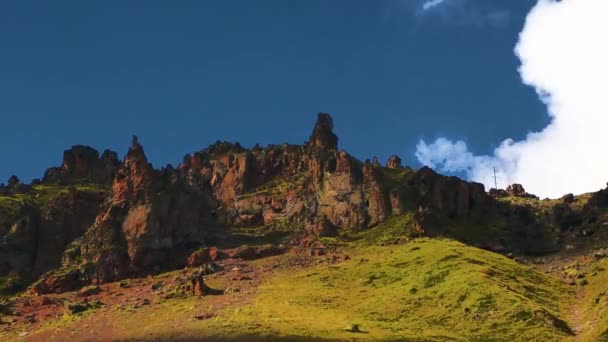Paesaggio Montagna Movimento Delle Nuvole Nel Cielo Blu Sopra Rocce — Video Stock