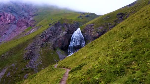 Hermosas Caídas Las Montañas Naturaleza Salvaje Del Cáucaso Norte — Vídeo de stock